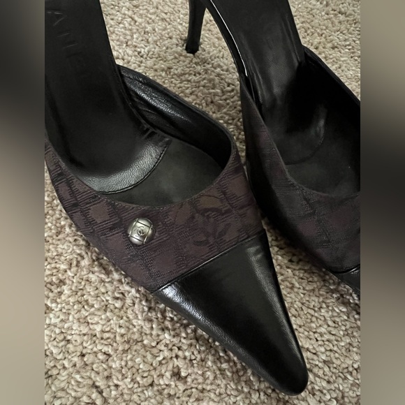 Vintage Chanel heels - Picture 3 of 4